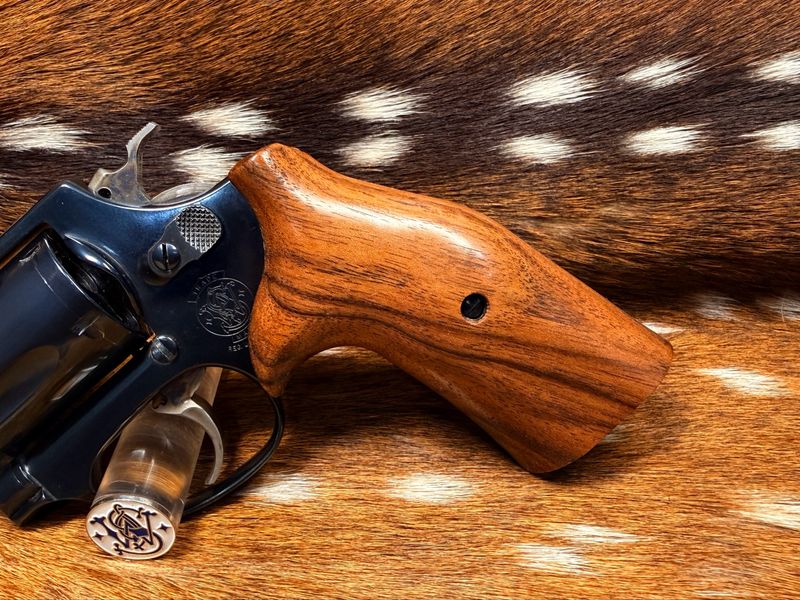Smith & Wesson High Grade Hand Select Walnut Grips (J Frame Cub Hug)
