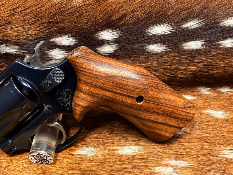 Smith & Wesson High Grade Hand Select Walnut Grips (J Frame Cub Hug)