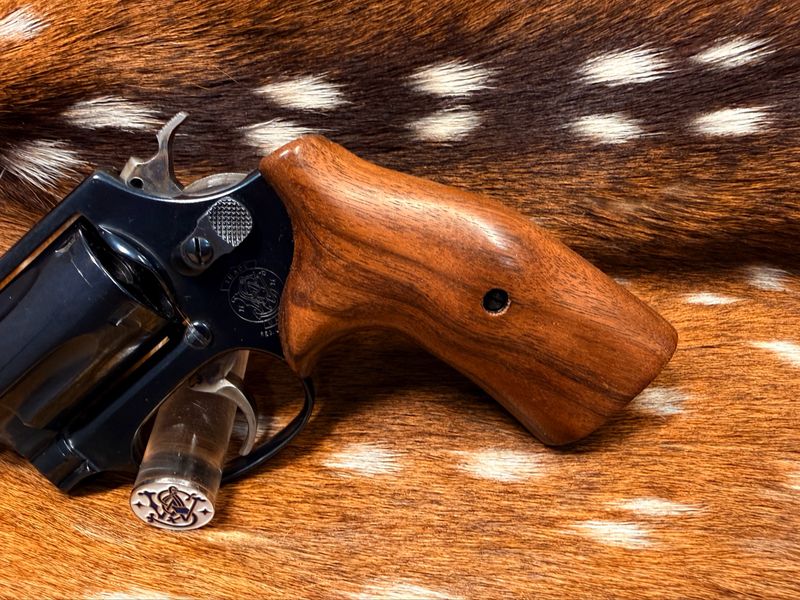 Smith & Wesson High Grade Hand Select Walnut Grips (J Frame Cub Hug)