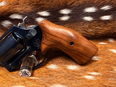 Smith & Wesson High Grade Hand Select Walnut Grips (J Frame Cub Hug) Smith & Wesson High Grade Hand Select Walnut Grips (J Frame Cub Hug)