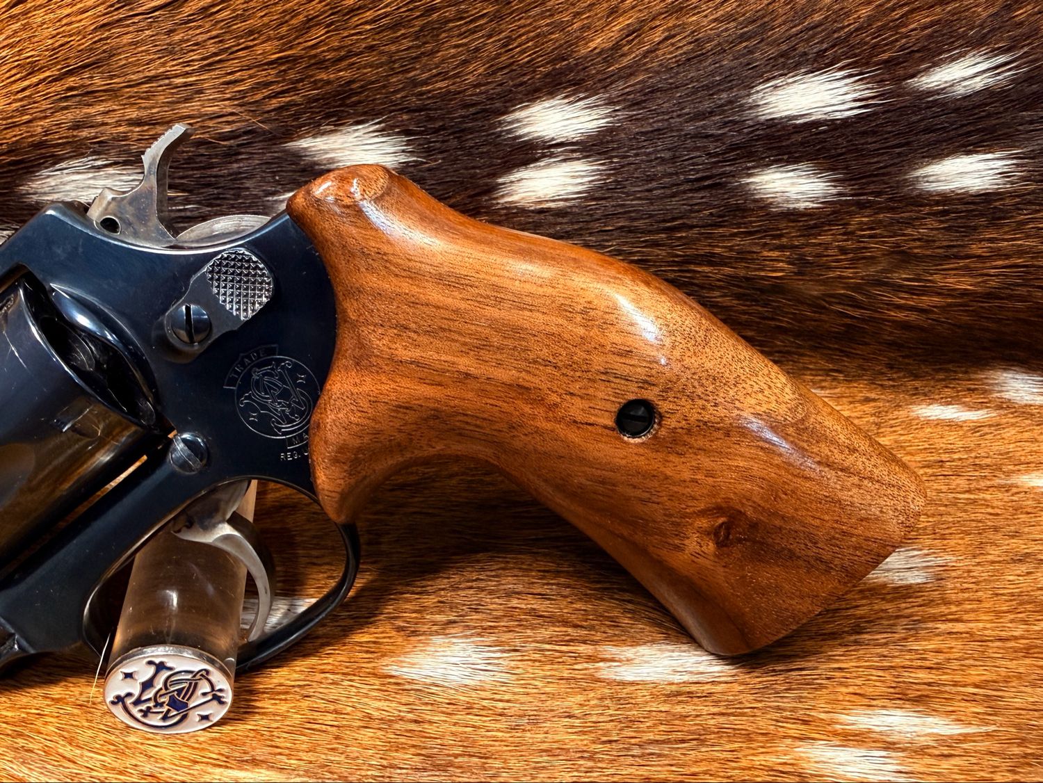 Smith & Wesson High Grade Hand Select Walnut Grips (J Frame Cub Hug)