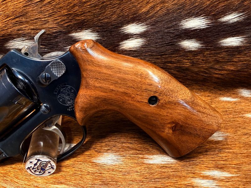 Smith & Wesson High Grade Hand Select Walnut Grips (J Frame Cub Hug)