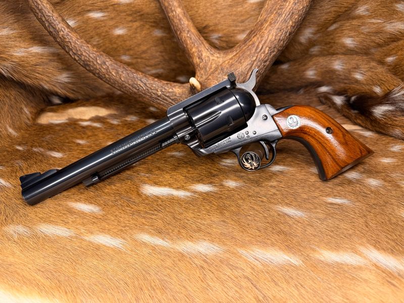 Old Model 3-Screw Ruger Flattop Blackhawk .44 Magnum Revolver Old Model 3-Screw Ruger Flattop Blackhawk .44 Magnum Revolver
