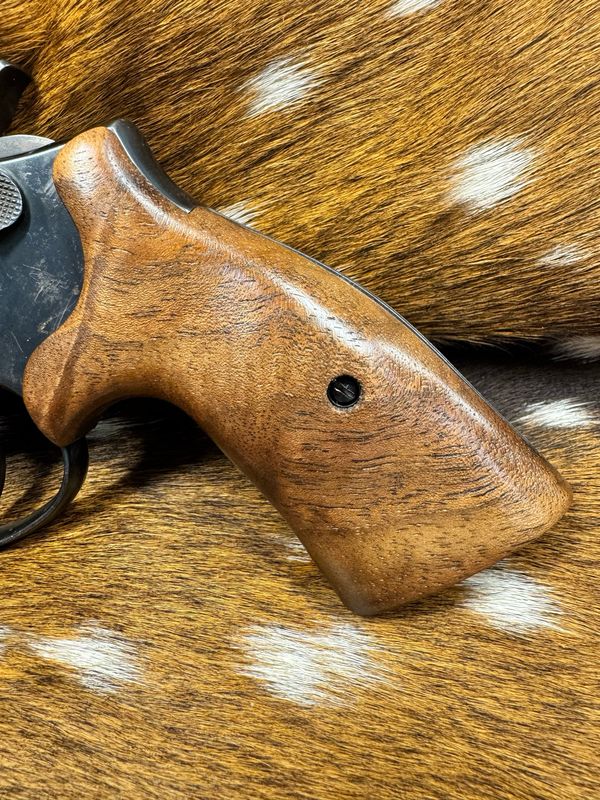 Smith & Wesson High Grade Hand Select Walnut S&W Bear Hug Grips (SQUARE K/L FRAME)