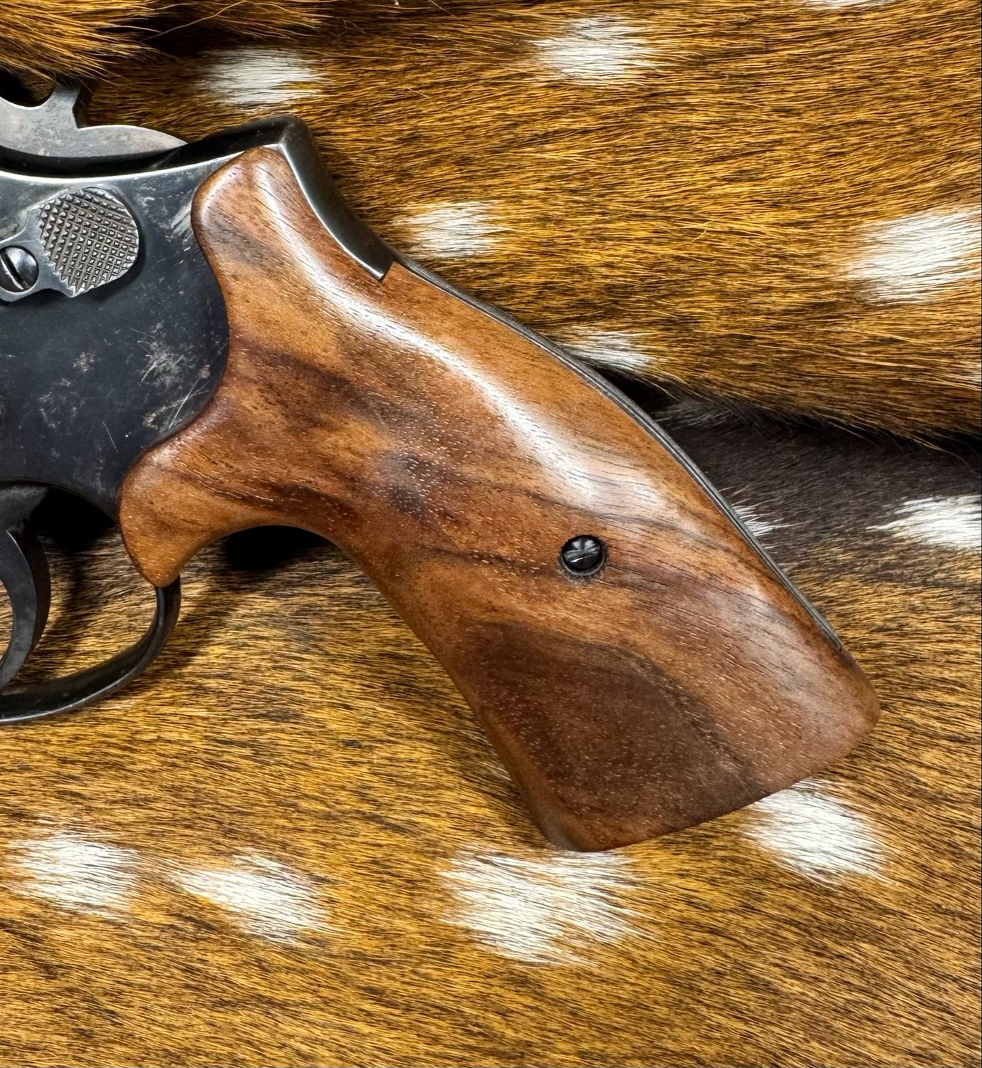 Smith & Wesson High Grade Hand Select Walnut S&W Bear Hug Grips (SQUARE K/L FRAME) Smith & Wesson High Grade Hand Select Walnut S&W Bear Hug Grips (SQUARE K/L FRAME)