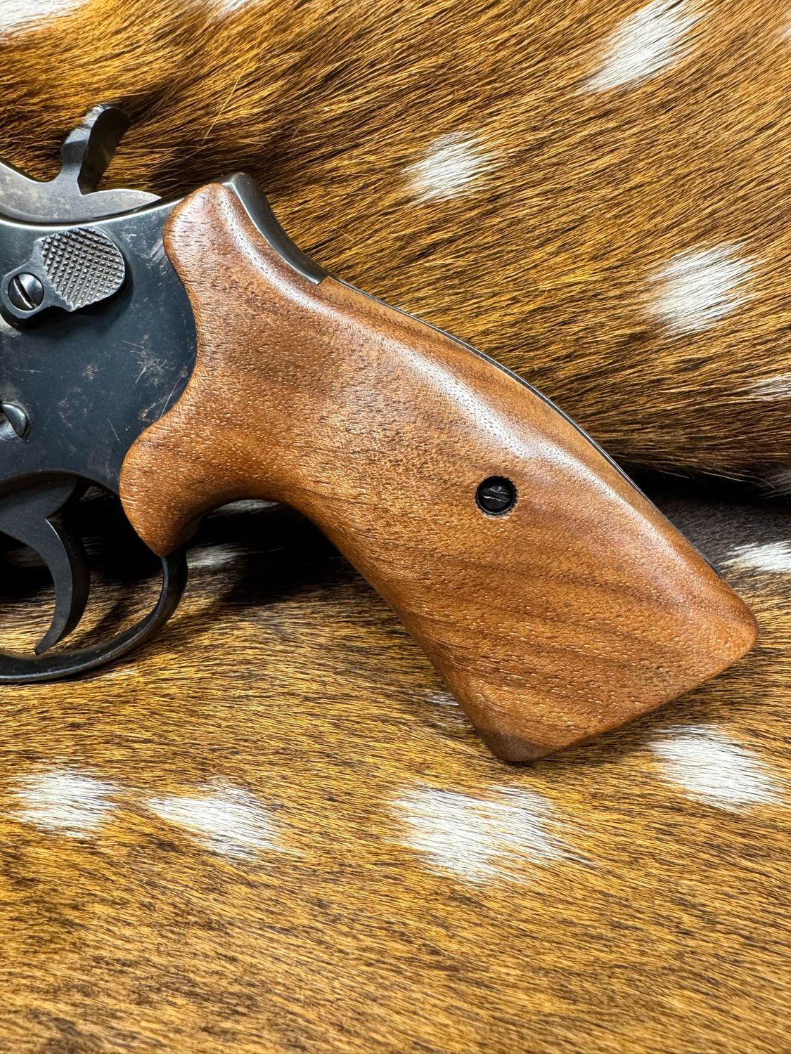 Smith & Wesson High Grade Walnut S&W Bear Hug Grips (SQUARE K/L FRAME) Smith & Wesson High Grade Walnut S&W Bear Hug Grips (SQUARE K/L FRAME)
