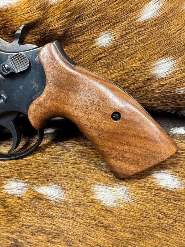 Smith & Wesson High Grade Walnut S&W Bear Hug Grips (SQUARE K/L FRAME)