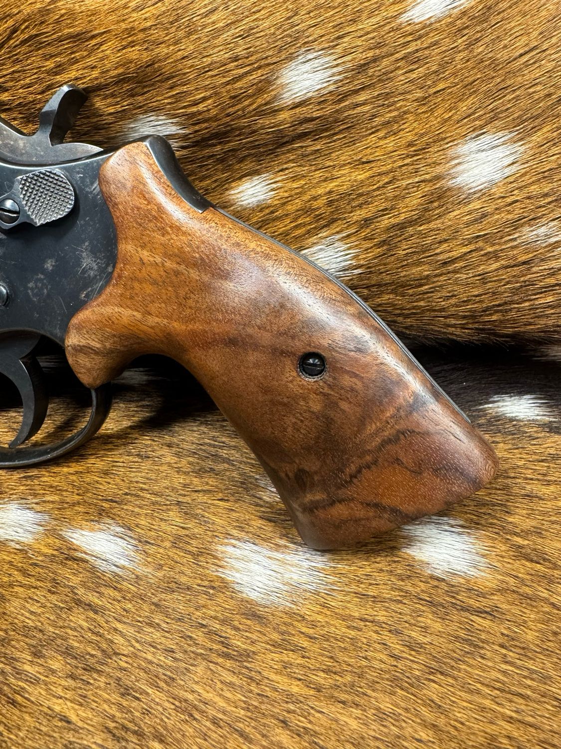 Smith & Wesson High Grade Hand Select Walnut S&W Bear Hug Grips (SQUARE K/L FRAME) Smith & Wesson High Grade Hand Select Walnut S&W Bear Hug Grips (SQUARE K/L FRAME)