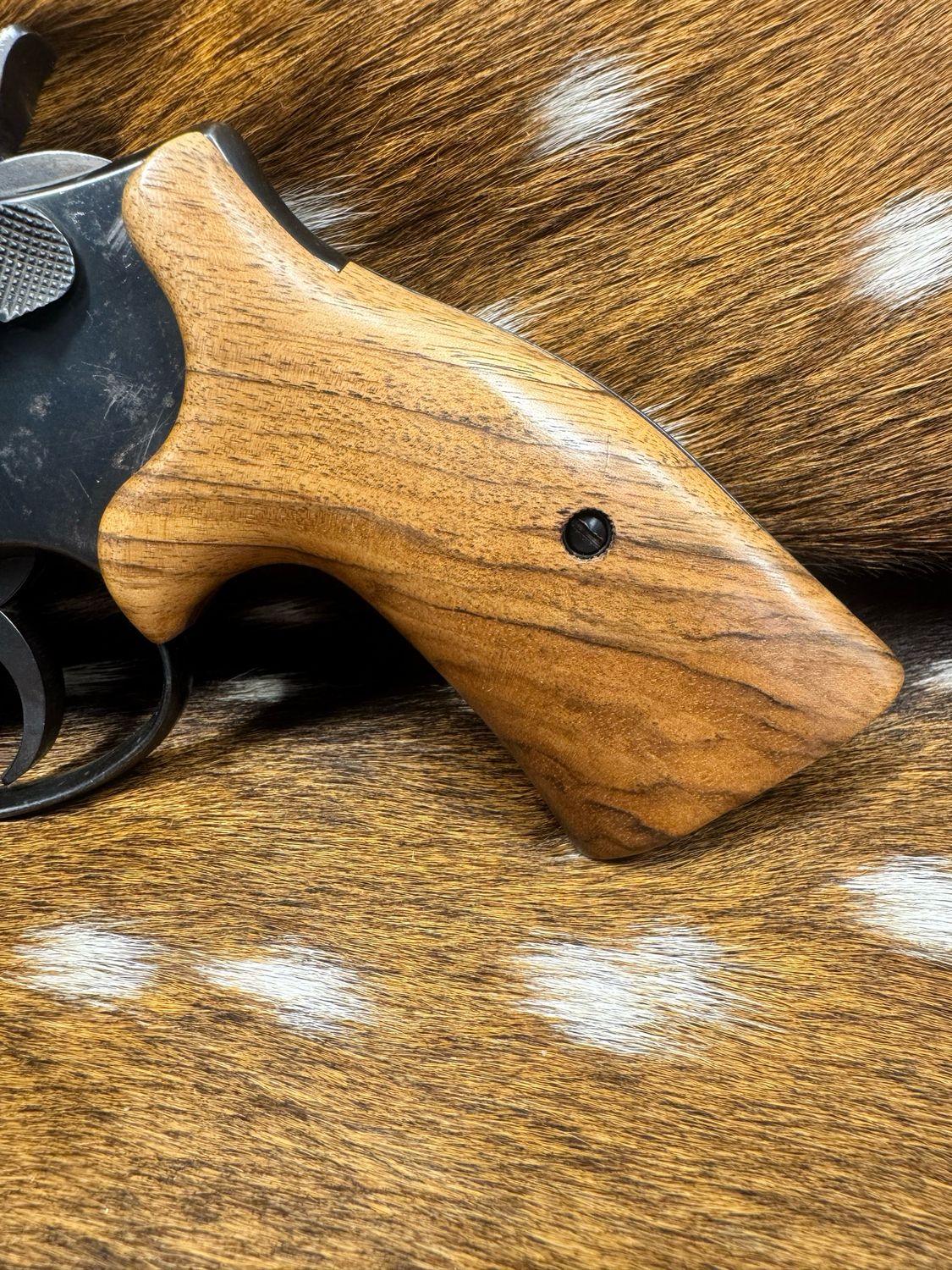 Smith & Wesson High Grade Hand Select Walnut S&W Bear Hug Grips (SQUARE K/L FRAME) Smith & Wesson High Grade Hand Select Walnut S&W Bear Hug Grips (SQUARE K/L FRAME)