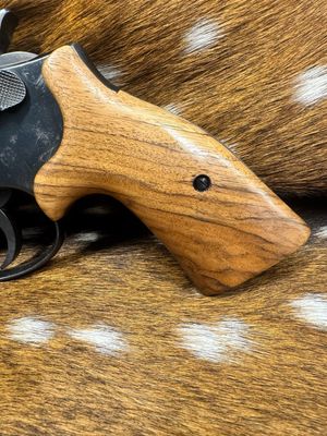 Smith & Wesson High Grade Hand Select Walnut S&W Bear Hug Grips (SQUARE K/L FRAME) Smith & Wesson High Grade Hand Select Walnut S&W Bear Hug Grips (SQUARE K/L FRAME)