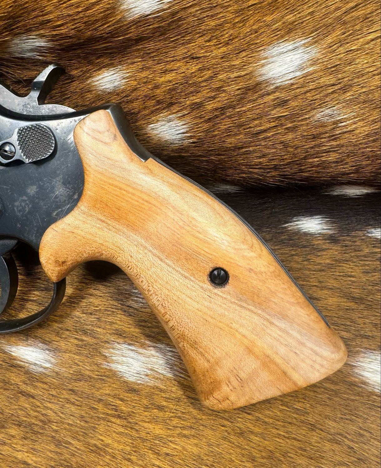 Smith & Wesson High Grade Maple S&W Bear Hug Grips (SQUARE K/L FRAME) Smith & Wesson High Grade Maple S&W Bear Hug Grips (SQUARE K/L FRAME)
