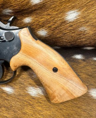 Smith & Wesson High Grade Maple S&W Bear Hug Grips (SQUARE K/L FRAME) Smith & Wesson High Grade Maple S&W Bear Hug Grips (SQUARE K/L FRAME)