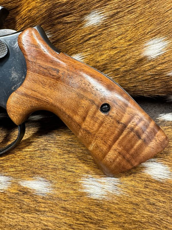 Smith & Wesson High Grade Hand Select Walnut S&W Bear Hug Grips (SQUARE K/L FRAME)