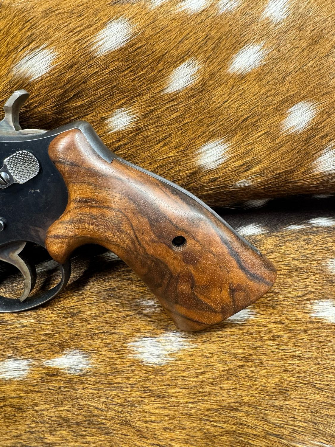 Smith & Wesson High Grade Hand Select Walnut S&W Bear Hug Grips (SQUARE N FRAME) Smith & Wesson High Grade Hand Select Walnut S&W Bear Hug Grips (SQUARE N FRAME)