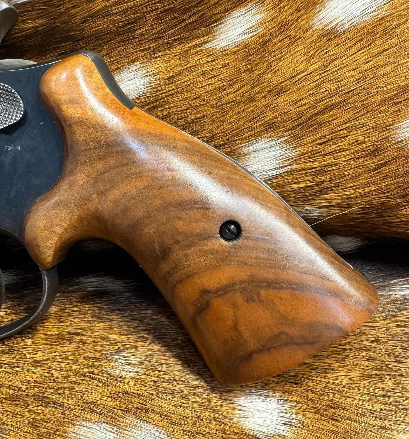 Smith & Wesson High Grade Hand Select Walnut S&W Bear Hug Grips (SQUARE N FRAME) Smith & Wesson High Grade Hand Select Walnut S&W Bear Hug Grips (SQUARE N FRAME)