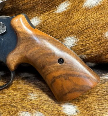 Smith & Wesson High Grade Hand Select Walnut S&W Bear Hug Grips (SQUARE N FRAME) Smith & Wesson High Grade Hand Select Walnut S&W Bear Hug Grips (SQUARE N FRAME)