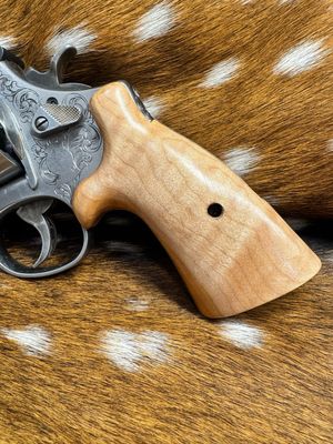 Smith & Wesson High Grade Hand Select Maple S&W Bear Hug Grips (ROUND N FRAME)