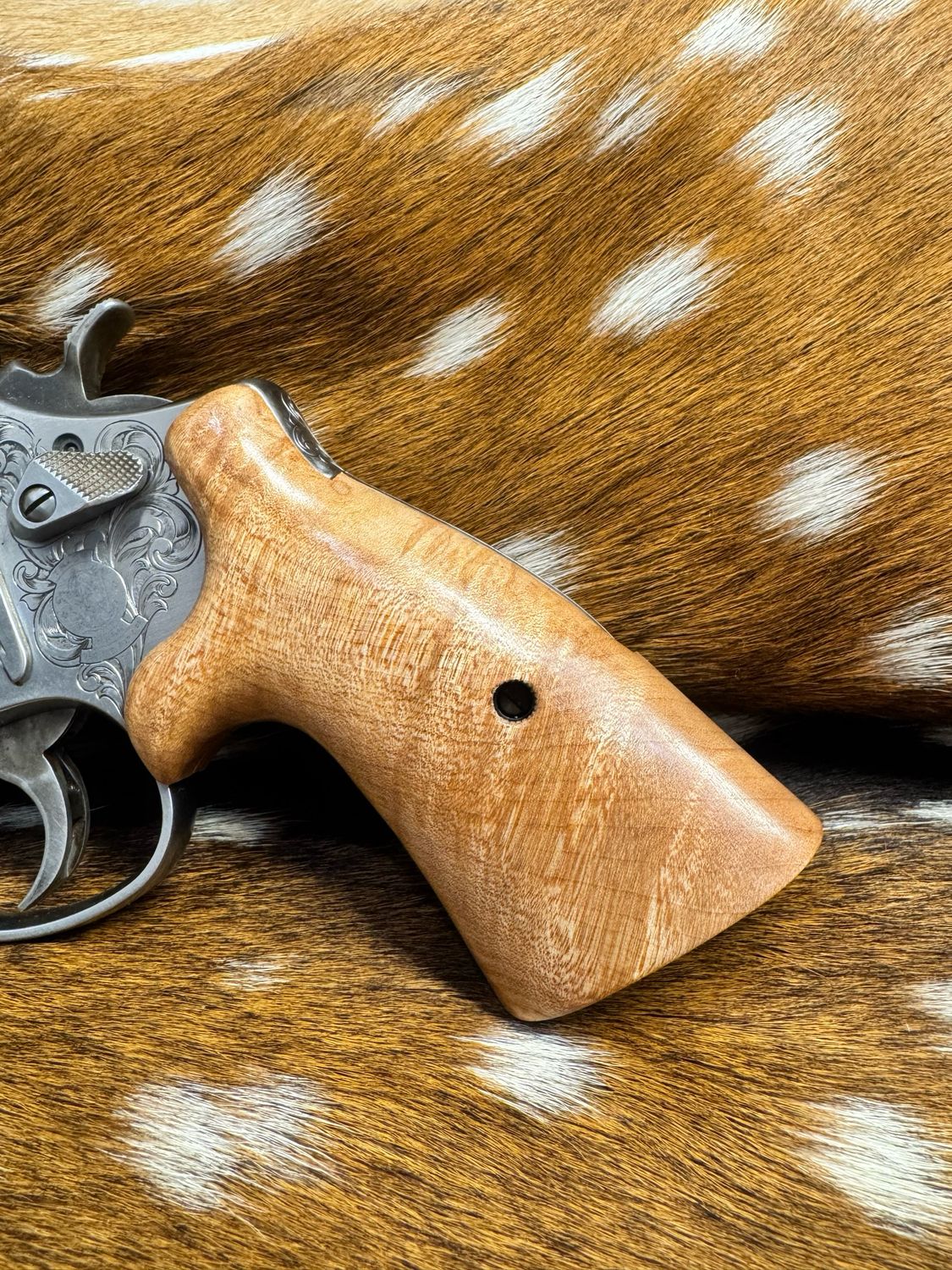 Smith & Wesson High Grade Hand Select Maple S&W Bear Hug Grips (ROUND N FRAME) Smith & Wesson High Grade Hand Select Maple S&W Bear Hug Grips (ROUND N FRAME)