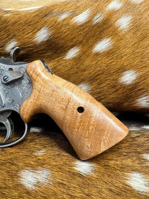 Smith & Wesson High Grade Hand Select Maple S&W Bear Hug Grips (ROUND N FRAME)