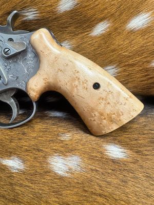Smith & Wesson High Grade Hand Select Birdseye Maple S&W Bear Hug Grips (ROUND N FRAME) Smith & Wesson High Grade Hand Select Birdseye Maple S&W Bear Hug Grips (ROUND N FRAME)