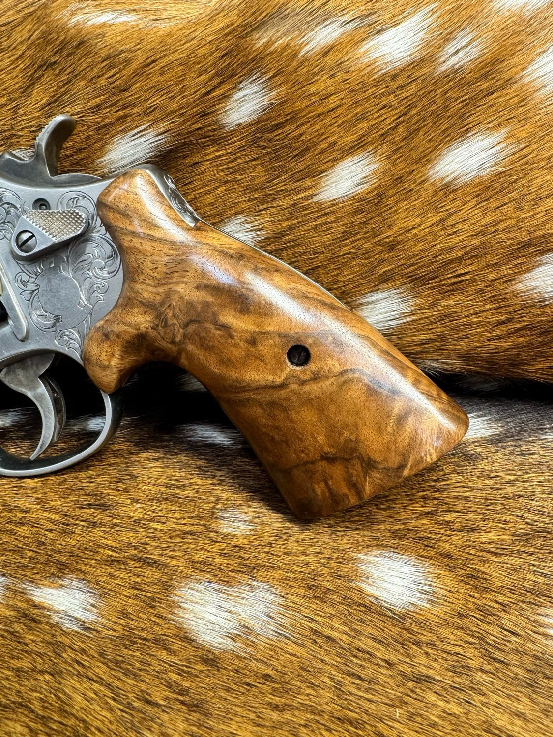 Smith & Wesson High Grade Hand Select Walnut S&W Bear Hug Grips (ROUND N FRAME)