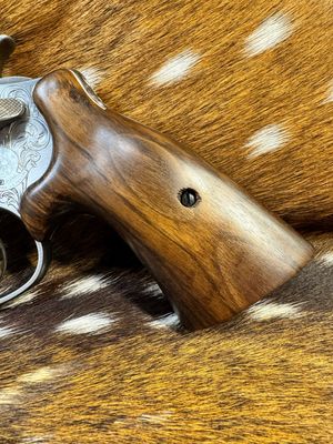 Smith & Wesson High Grade Hand Select Walnut S&W Bear Hug Grips (ROUND N FRAME) Smith & Wesson High Grade Hand Select Walnut S&W Bear Hug Grips (ROUND N FRAME)