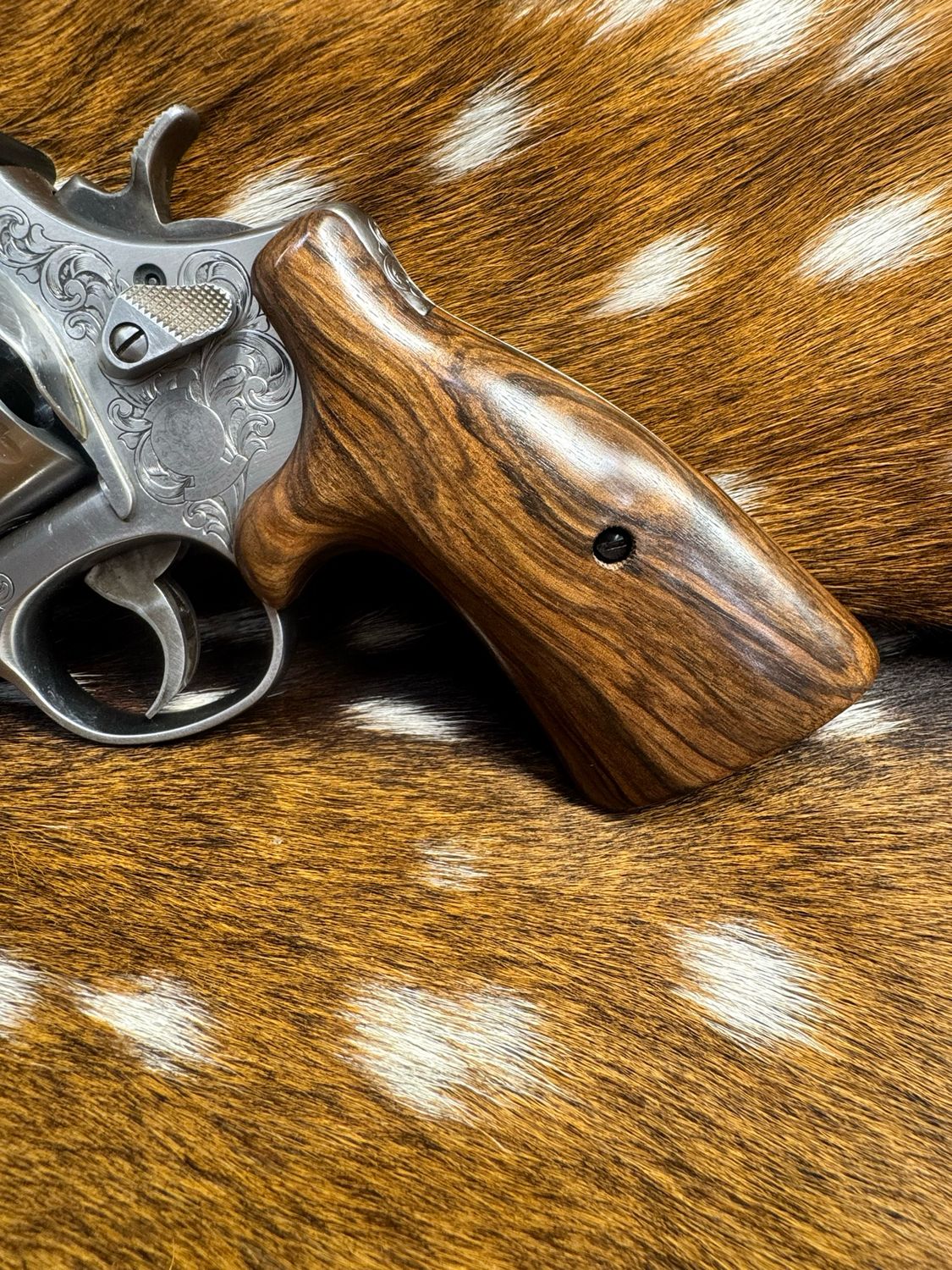 Smith & Wesson High Grade Hand Select Walnut S&W Bear Hug Grips (ROUND N FRAME)