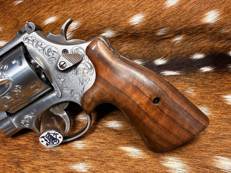 Smith & Wesson High Grade Hand Select Walnut S&W Bear Hug Grips (ROUND N FRAME)