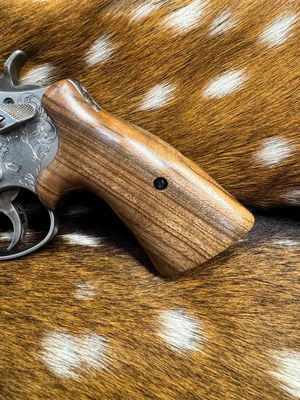 Smith & Wesson High Grade Hand Select Walnut S&W Bear Hug Grips (ROUND N FRAME) Smith & Wesson High Grade Hand Select Walnut S&W Bear Hug Grips (ROUND N FRAME)