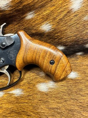 Smith & Wesson High Grade Hand Select Walnut Grips (J Frame Boot Grip Finger Groove) Smith & Wesson High Grade Hand Select Walnut Grips (J Frame Boot Grip Finger Groove)