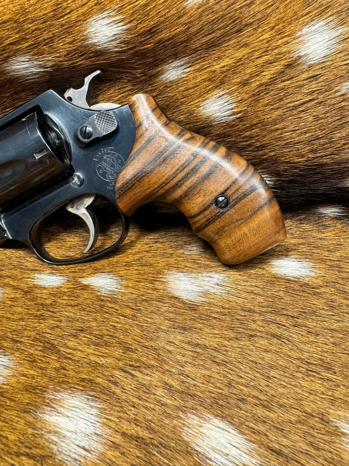 Smith & Wesson High Grade Hand Select Walnut Grips (J Frame Boot Grip Finger Groove) Smith & Wesson High Grade Hand Select Walnut Grips (J Frame Boot Grip Finger Groove)