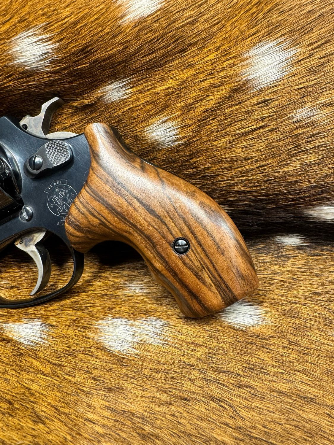 Smith & Wesson High Grade Hand Select Walnut Grips (J Frame Boot Grip Finger Groove) Smith & Wesson High Grade Hand Select Walnut Grips (J Frame Boot Grip Finger Groove)