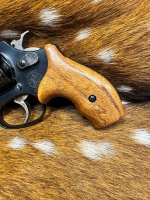 Smith & Wesson High Grade Walnut Grips (J Frame Boot Grip Finger Groove) Smith & Wesson High Grade Walnut Grips (J Frame Boot Grip Finger Groove)