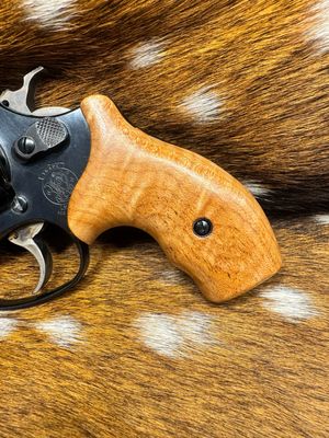 Smith & Wesson High Grade Hand Select Maple Grips (J Frame Boot Grip Finger Groove) Smith & Wesson High Grade Hand Select Maple Grips (J Frame Boot Grip Finger Groove)