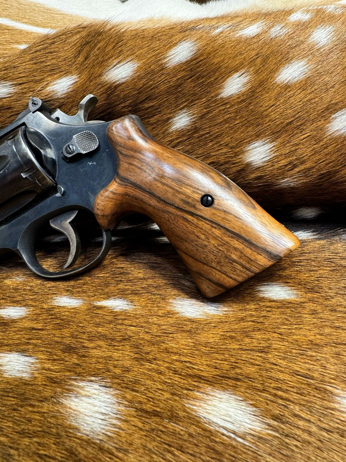 Smith & Wesson High Grade Hand Select Walnut S&W Bear Hug Grips (SQUARE N FRAME) Smith & Wesson High Grade Hand Select Walnut S&W Bear Hug Grips (SQUARE N FRAME)