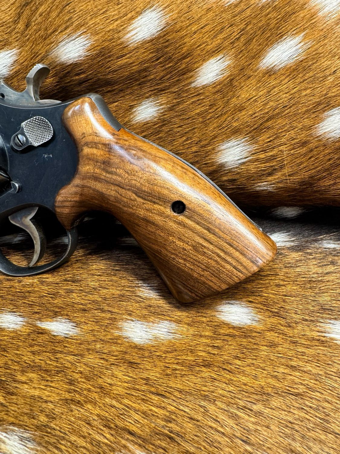 Smith & Wesson High Grade Hand Select Walnut S&W Bear Hug Grips (SQUARE N FRAME) Smith & Wesson High Grade Hand Select Walnut S&W Bear Hug Grips (SQUARE N FRAME)