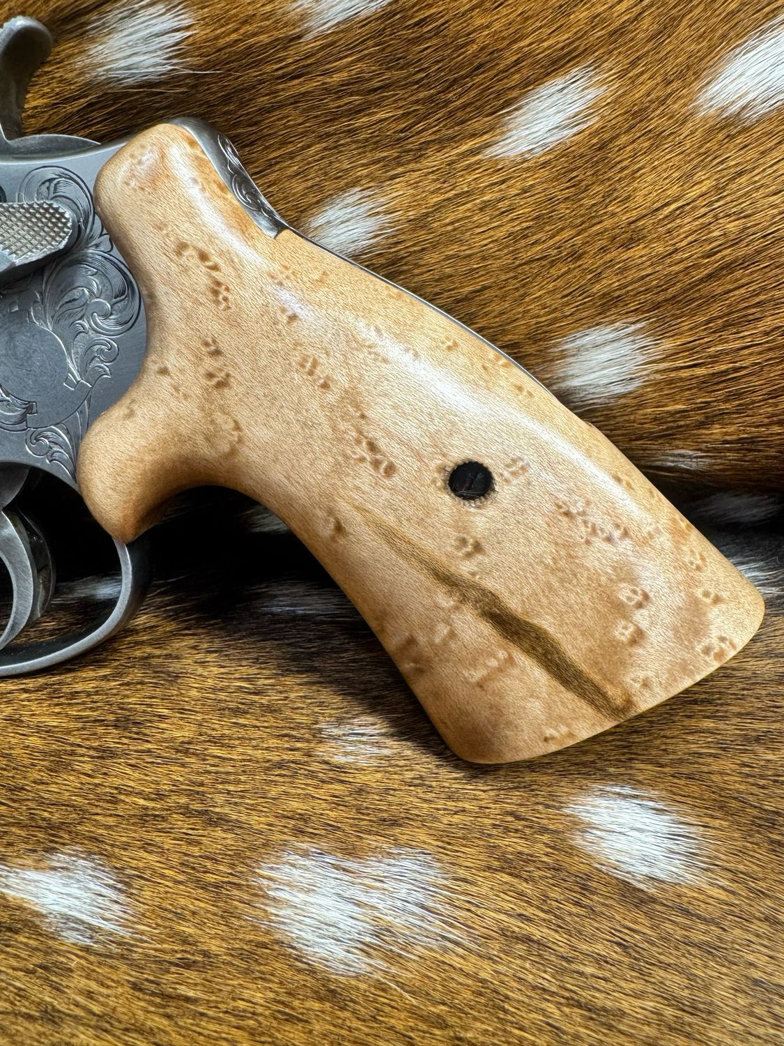 Smith & Wesson High Grade Hand Select Birdseye Maple S&W Bear Hug Grips (ROUND N FRAME) Smith & Wesson High Grade Hand Select Birdseye Maple S&W Bear Hug Grips (ROUND N FRAME)