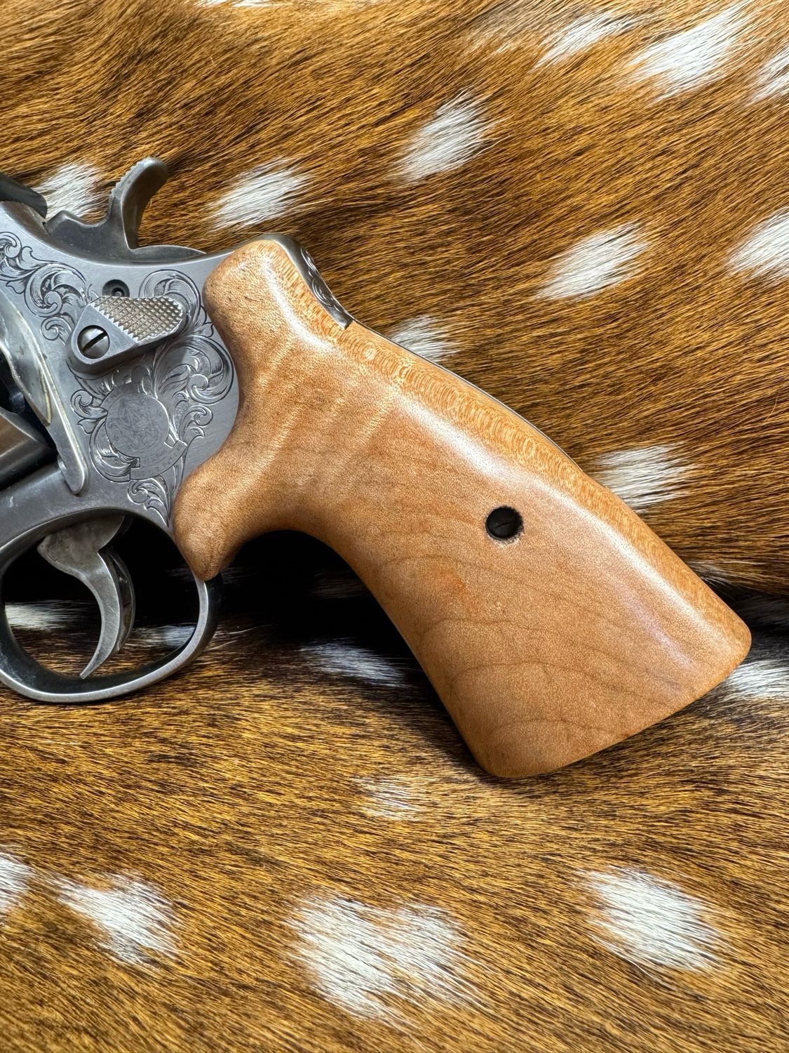 Smith & Wesson High Grade Hand Select Maple S&W Bear Hug Grips (ROUND N FRAME)