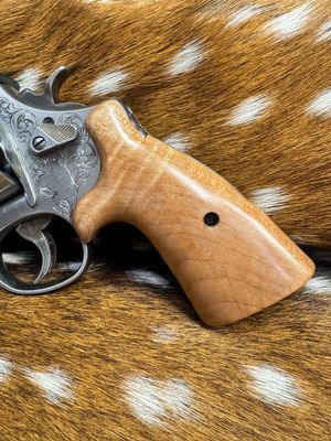 Smith & Wesson High Grade Hand Select Maple S&W Bear Hug Grips (ROUND N FRAME) Smith & Wesson High Grade Hand Select Maple S&W Bear Hug Grips (ROUND N FRAME)
