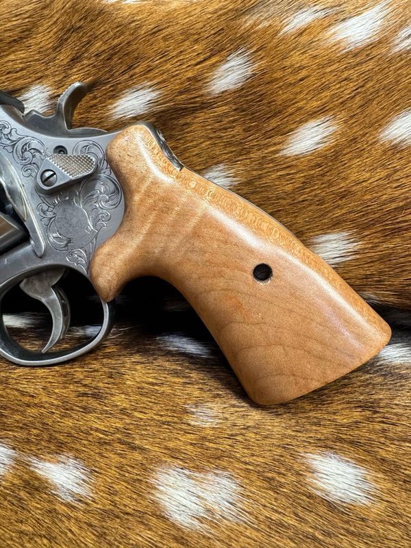 Smith & Wesson High Grade Hand Select Maple S&W Bear Hug Grips (ROUND N FRAME)