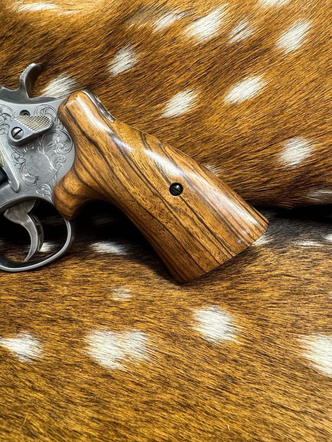 Smith & Wesson High Grade Hand Select Walnut S&W Bear Hug Grips (ROUND N FRAME)
