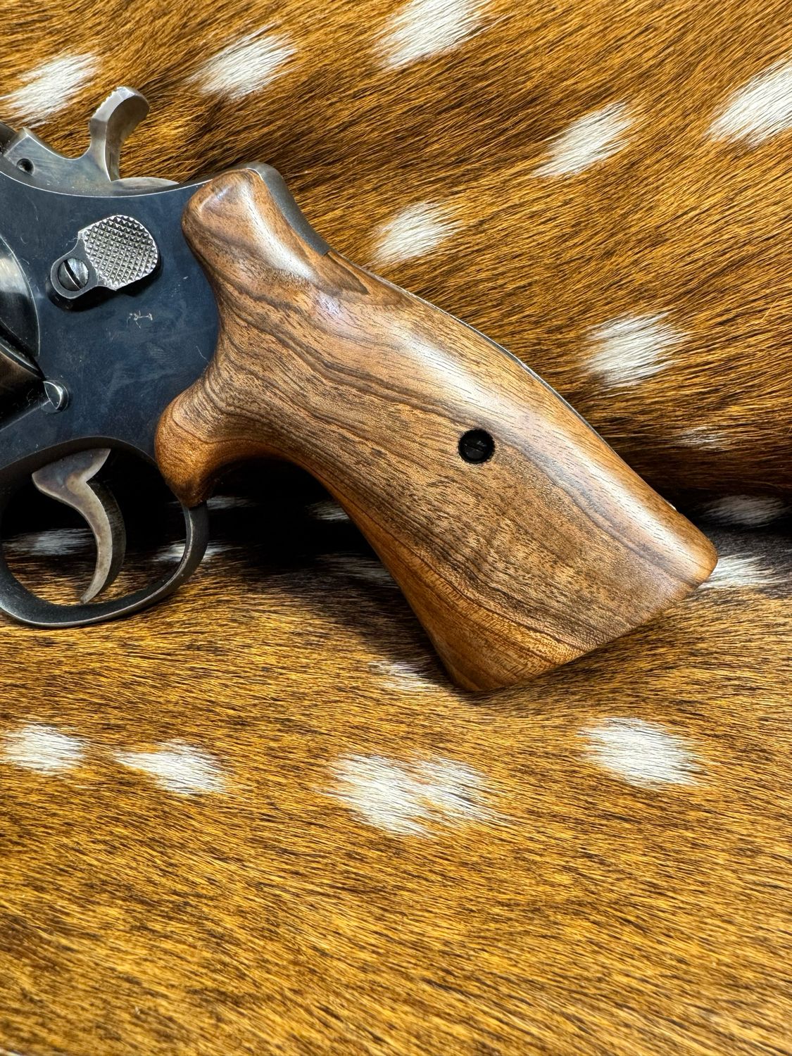 Smith & Wesson High Grade Hand Select Walnut S&W Bear Hug Grips (SQUARE N FRAME)