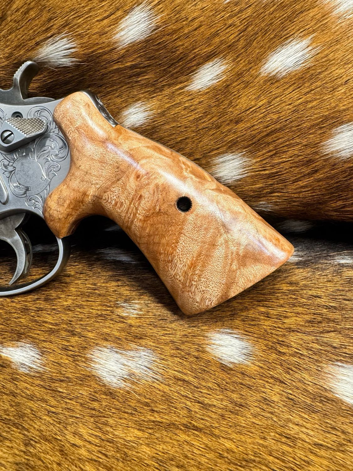 Smith & Wesson High Grade Hand Select Maple S&W Bear Hug Grips (ROUND N FRAME) Smith & Wesson High Grade Hand Select Maple S&W Bear Hug Grips (ROUND N FRAME)