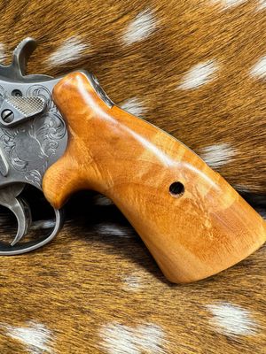 Smith & Wesson High Grade Hand Select Maple S&W Bear Hug Grips (ROUND N FRAME)