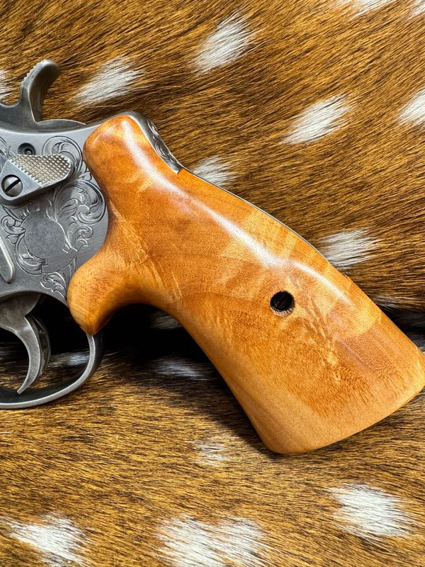 Smith & Wesson High Grade Hand Select Maple S&W Bear Hug Grips (ROUND N FRAME) Smith & Wesson High Grade Hand Select Maple S&W Bear Hug Grips (ROUND N FRAME)