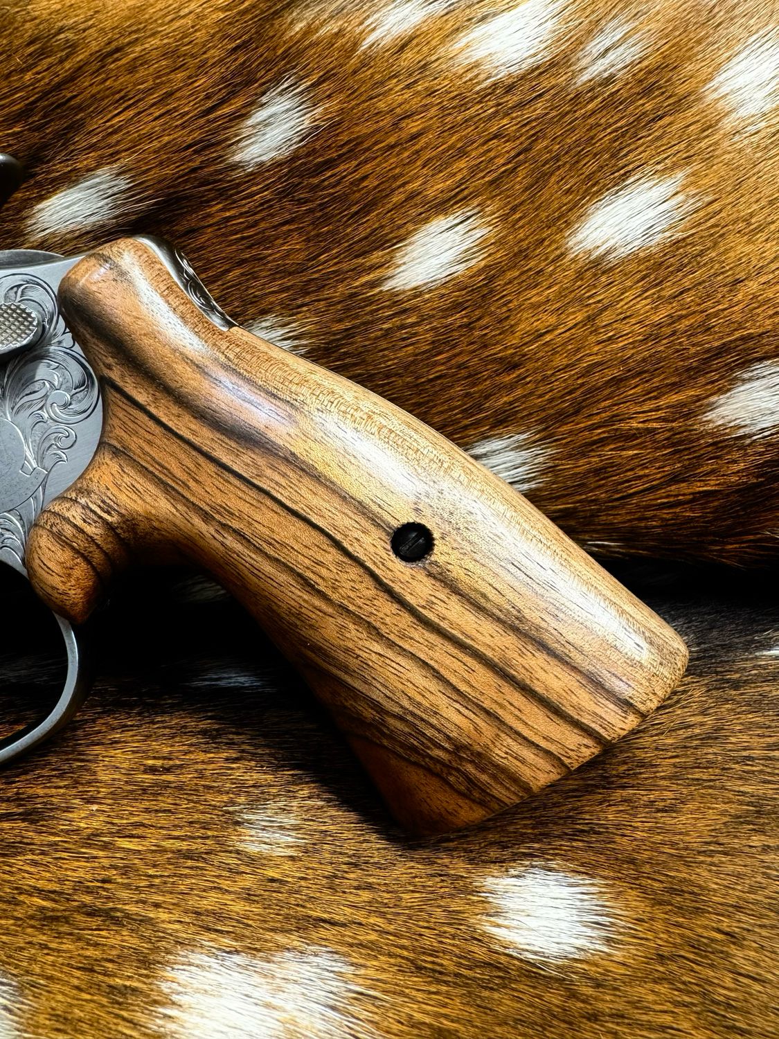 Smith & Wesson High Grade Hand Select Walnut S&W Bear Hug Grips (ROUND N FRAME)