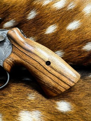 Smith & Wesson High Grade Hand Select Walnut S&W Bear Hug Grips (ROUND N FRAME) Smith & Wesson High Grade Hand Select Walnut S&W Bear Hug Grips (ROUND N FRAME)