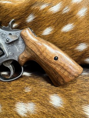 Smith & Wesson High Grade Hand Select Walnut S&W Bear Hug Grips (ROUND N FRAME) Smith & Wesson High Grade Hand Select Walnut S&W Bear Hug Grips (ROUND N FRAME)