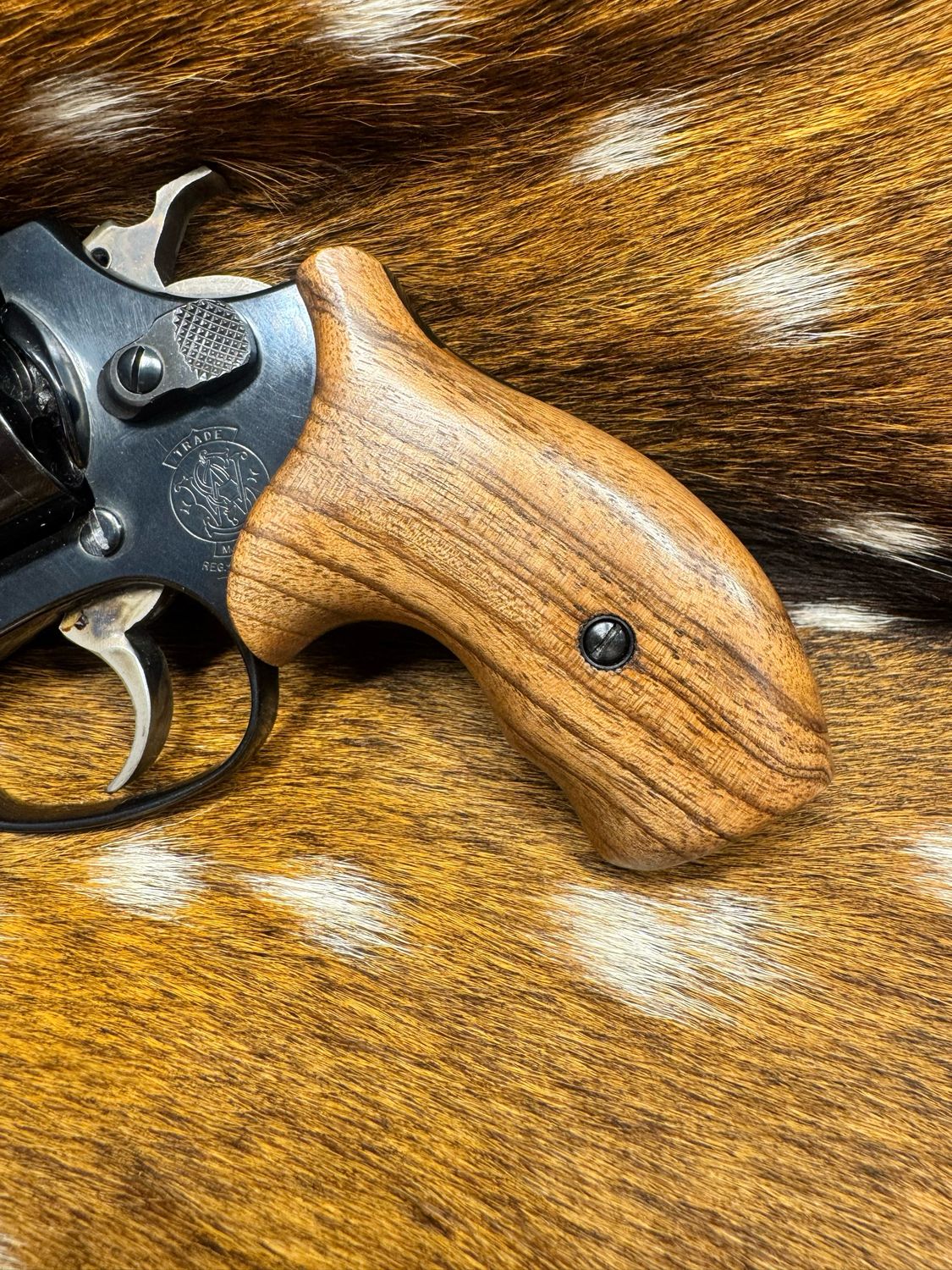 Smith & Wesson High Grade Hand Select Walnut Grips (J Frame Boot Grip Finger Groove) Smith & Wesson High Grade Hand Select Walnut Grips (J Frame Boot Grip Finger Groove)
