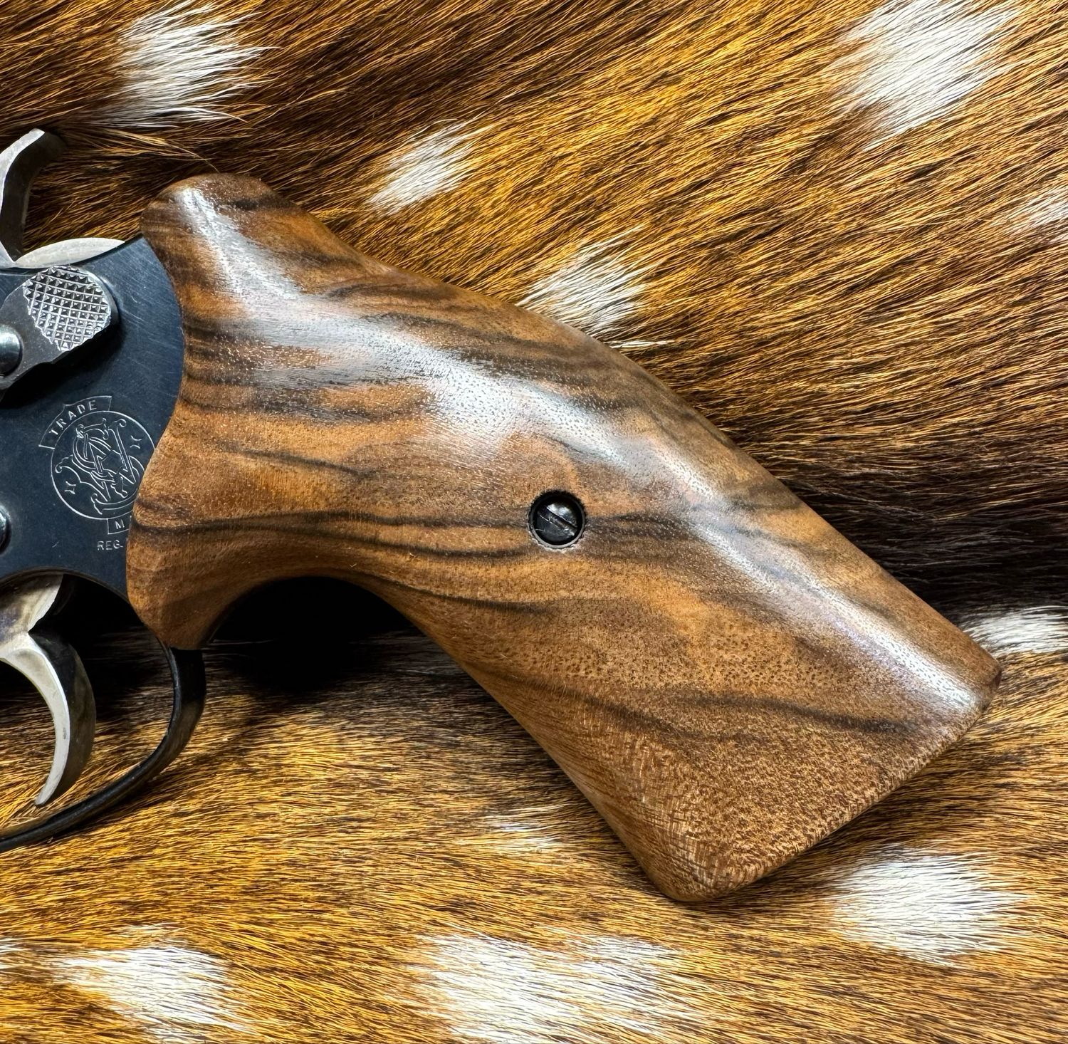 Smith & Wesson High Grade Hand Select Walnut Grips (J Frame Cub Hug) Smith & Wesson High Grade Hand Select Walnut Grips (J Frame Cub Hug)